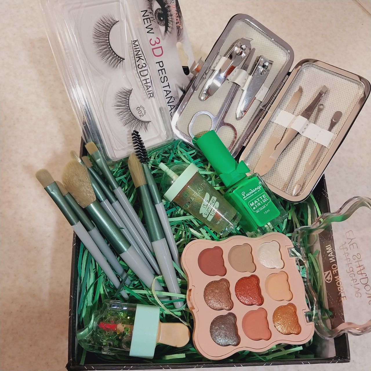 باکس  هدیه دخترانه آرایشی شیک و کامل سبز | بهترین کادو برای دختران و بانوان