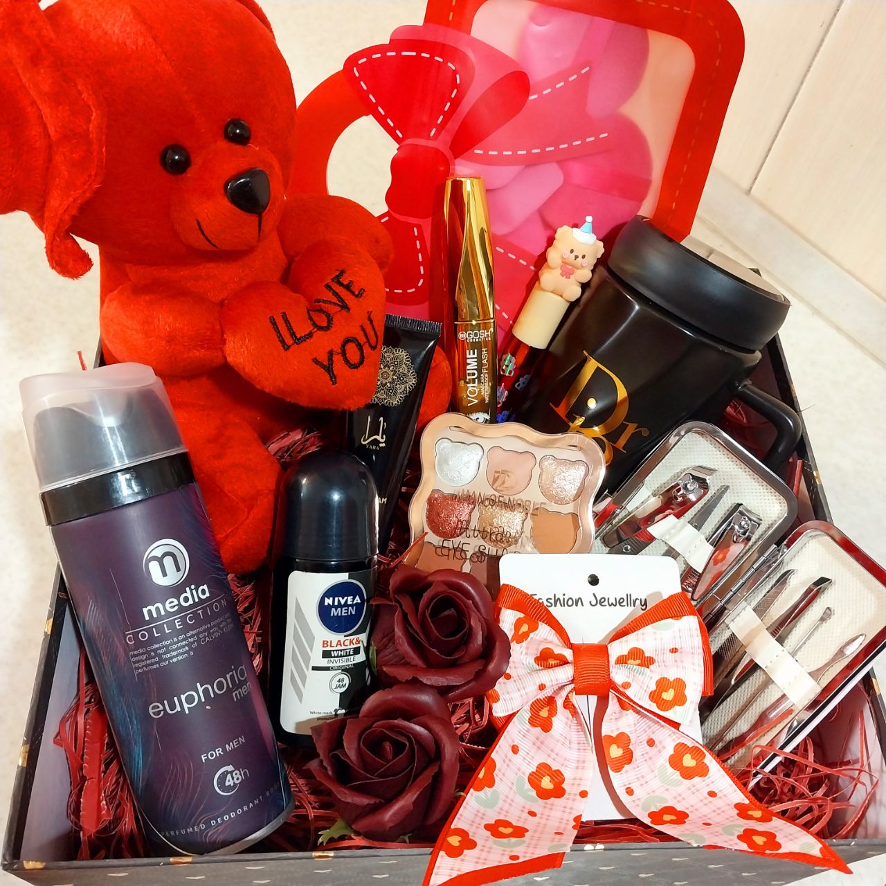 پک و جعبه کادو لوازم آرایش قرمز | هدیه خاص و لاکچری برای خانم‌ها