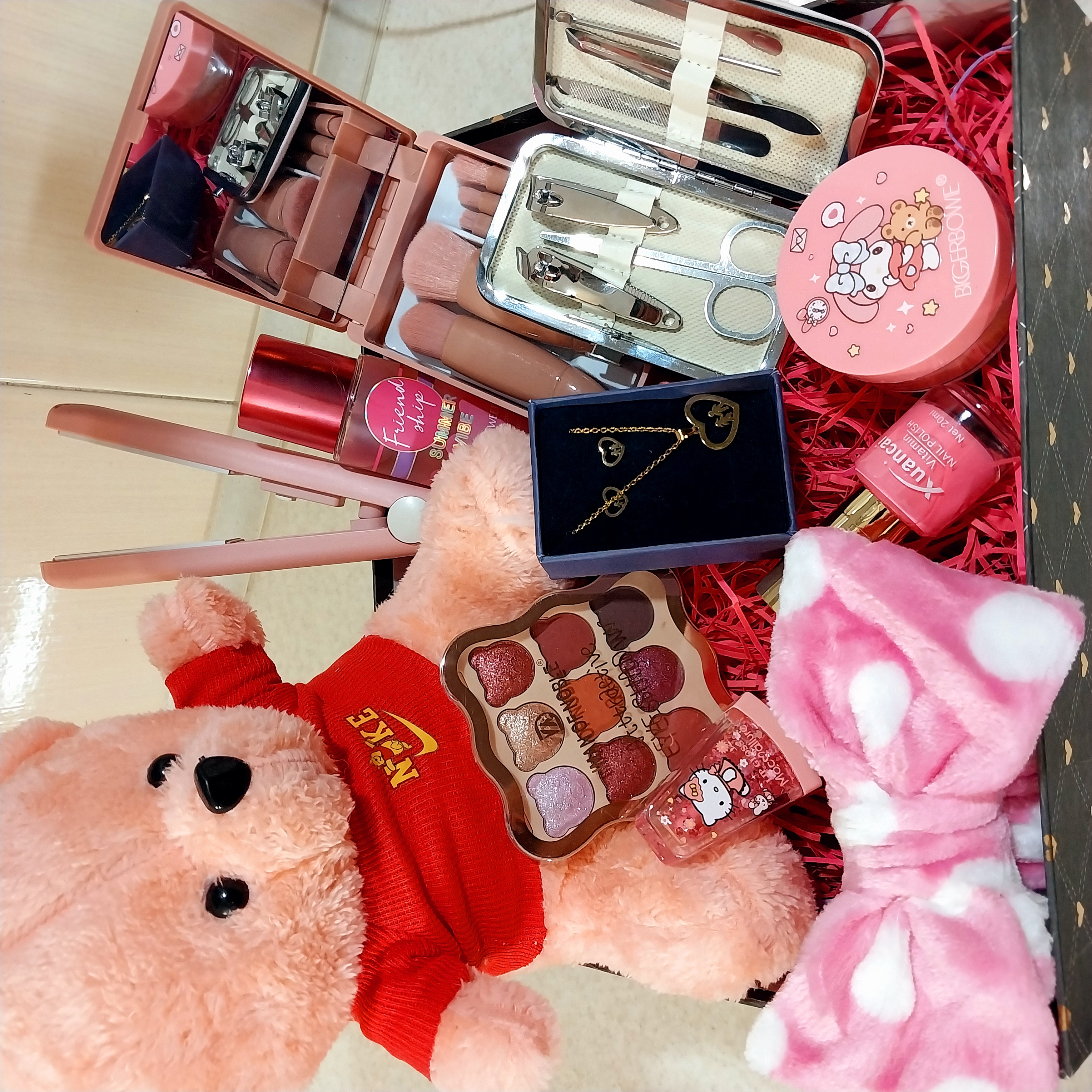 باکس هدیه لوازم آرایشی تولد و ولنتاین صورتی لاکچری